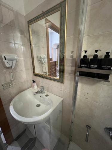 a bathroom with a sink and a mirror at Bell'e Buono vicino aeroporto di Capodichino in Naples