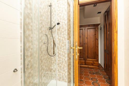 a shower in a bathroom with a glass shower stall at Hotel L'Ulivo in Girasole