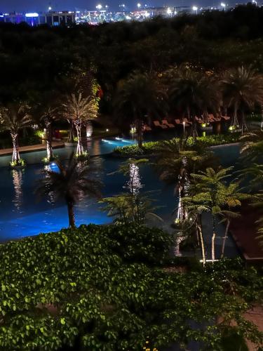 uma vista para a piscina à noite em Gold Coast Pantai Indah Kapuk Joy em Jakarta