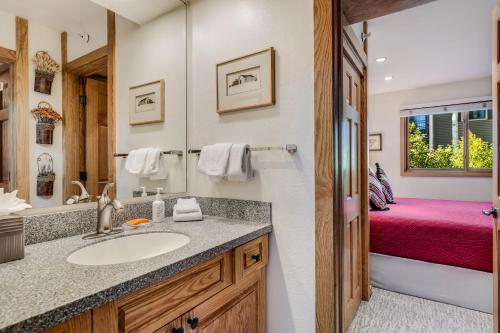 Laurelwood Condominiums 406 photo 3