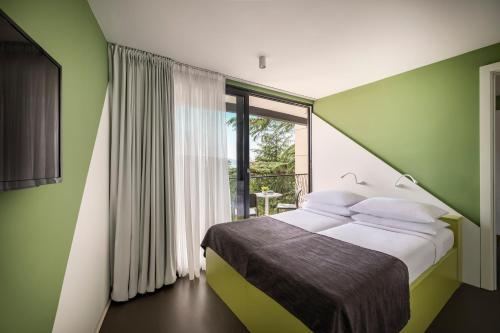 Un pat sau paturi într-o cameră la Aminess Casa Lišanj