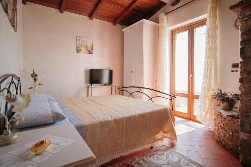 Lago del Turano - Guest House il Nido dell'Aquila في Ascrea: غرفة نوم بسرير وطاولة ونافذة