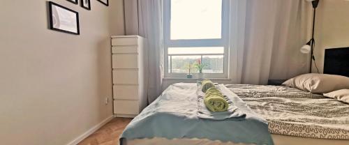 グダニスクにあるSłoneczny Apartamentの小さなベッドルーム(ベッド1台、窓付)