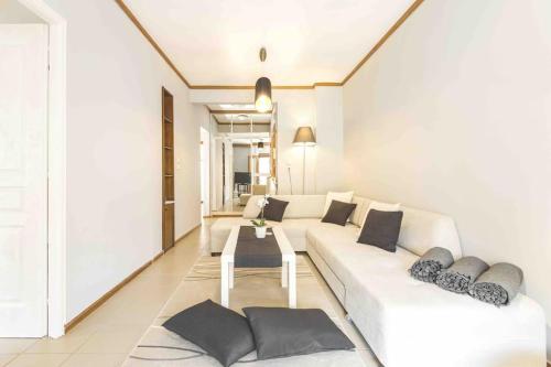 Χώρος καθιστικού στο 95sqm 7min Center 2bdrms 2Airco Gas heating Marble Wc 3SmartTvs