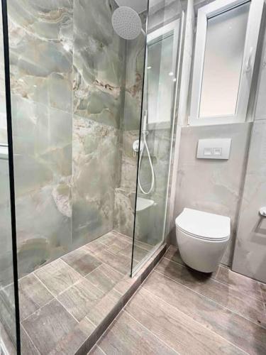 Ένα μπάνιο στο 95sqm 7min Center 2bdrms 2Airco Gas heating Marble Wc 3SmartTvs