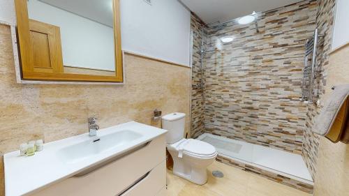 een badkamer met een wastafel, een toilet en een douche bij Penthouse TownCentre-Murcia Holiday Rentals in Roldán