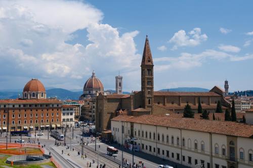 een uitzicht op een stad met een klokkentoren bij c-hotels Ambasciatori in Florence