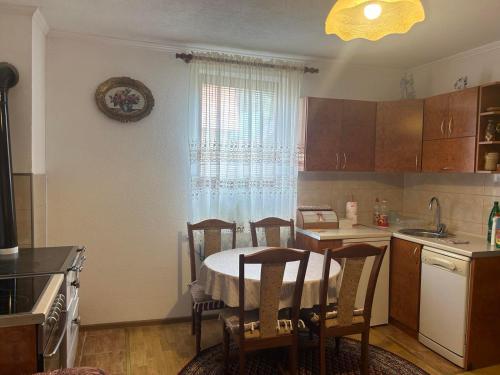Kuchyň nebo kuchyňský kout v ubytování Apartman Idžo