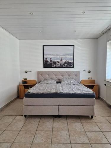 a bedroom with a bed and a picture on the wall at Stilvolle EG-Wohnung in Jüchen