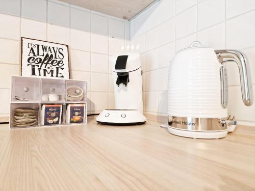 a kitchen counter with a blender on a counter top at Ferienwohnung -Time to relax- bei Bamberg, mit herrlichem Blick auf das Maintal in Viereth-Trunstadt