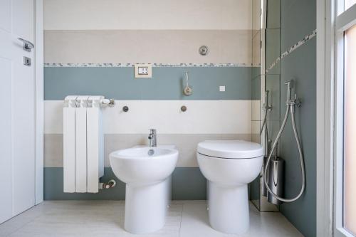 La salle de bains est pourvue d'une douche et de toilettes blanches. dans l'établissement Kalbia Apartment Renovated, functional, intimate and more, à Cagliari