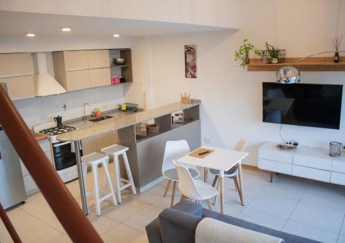 a kitchen and living room with a table and chairs at Ayres de Saavedra - Dot Baires Shopping in Buenos Aires