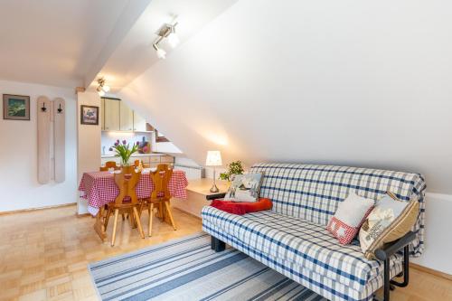 - un salon avec un canapé et une table dans l'établissement Apartment Planika, à Bohinj