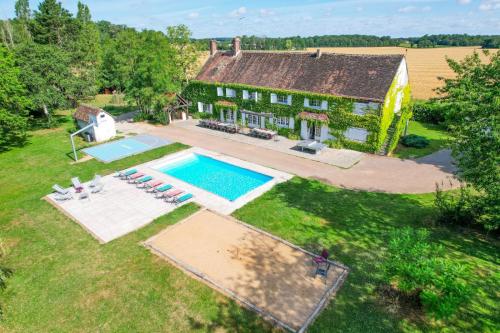 une vue aérienne d'une maison avec piscine dans l'établissement Crazy Villa Etisseaux 45 - Heated pool - Volley court - 1h30 Paris - 45p, à Saint-Maurice-sur-Aveyron