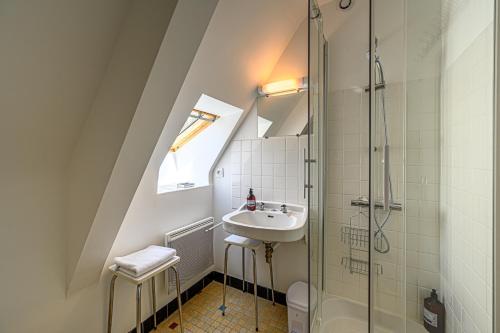 une salle de bain avec un lavabo et une douche dans l'établissement Au coeur des Remparts - Bel appt coeur de Vannes, à Vannes