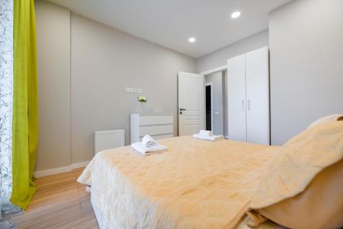 1 dormitorio con 1 cama grande en una habitación en Уютная двушка по улице Абая, en Almaty