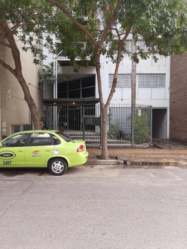un coche verde estacionado frente a un edificio en Departamento centro Cordoba en Córdoba