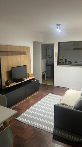 sala de estar con sofá y TV en Departamento centro Cordoba en Córdoba