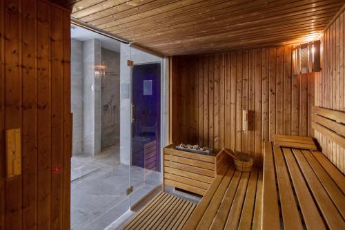 a sauna with a bench and a shower in it at Hotel Saltic Resort & Spa Grzybowo in Kołobrzeg