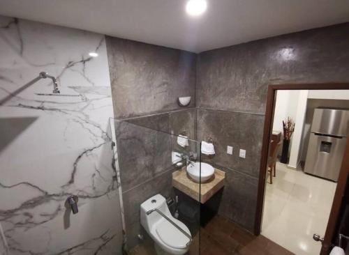 uma casa de banho com um WC e um lavatório em Hermoso alojamiento vacacional em Mazatlán