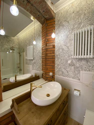 斯武普斯克Apartments PSD - Anny Łajming 1A的浴室里有洗手池和镜子