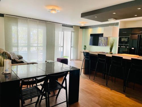 une cuisine avec une table et des chaises dans une pièce dans l'établissement Spacious Cozy Apartment close Paris & Flea Market at St Ouen, à Saint-Ouen