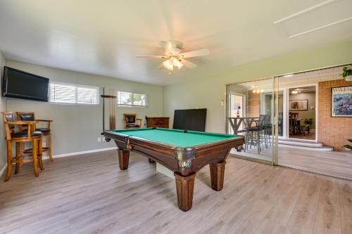 Televisyen dan/atau pusat hiburan di Pet-Friendly Gem with Private Yard in Westminster!