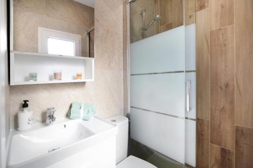 a bathroom with a sink and a toilet and a shower at Estudio Limón y Sal in Chiclana de la Frontera