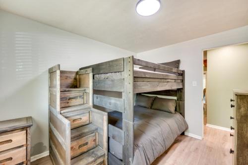 1 dormitorio con litera de madera en una habitación en Westminster Home with Theater Room and Pool Table! en Westminster