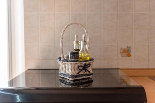 a basket with two bottles of oil on a kitchen counter at La Finestra Sul Fiume in Subbiano