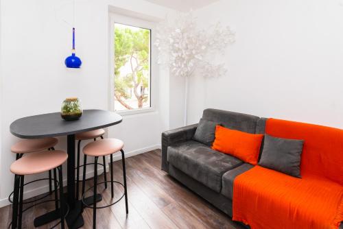 un salon avec un canapé et une table dans l'établissement Haut de Vauban, au pied de Notre Dame de la Garde - T3 Climatisé, à Marseille