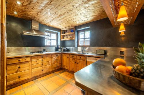 a kitchen with a bowl of fruit on a counter at Le Bûcher d'Albert in Champagny-en-Vanoise