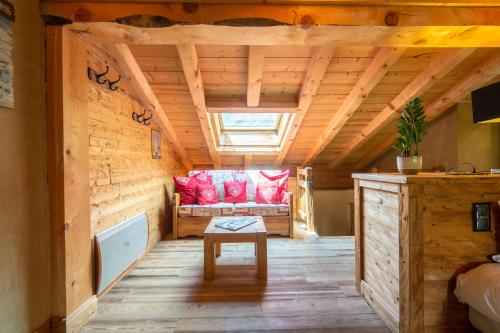 a room with a couch and a table in a room at Le Bûcher d'Albert in Champagny-en-Vanoise
