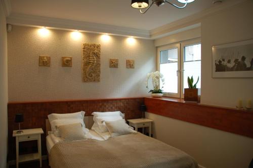 1 dormitorio con 2 camas y ventana en Apartament 200 m od morza en Sopot
