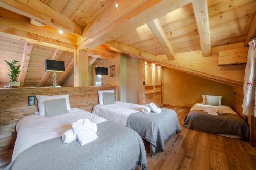 a bedroom with two beds in a log cabin at Le Bûcher d'Albert in Champagny-en-Vanoise