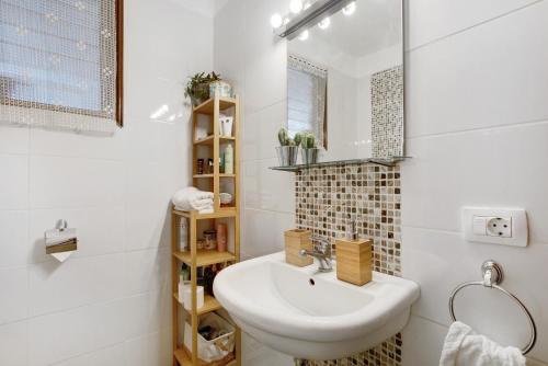 ein Bad mit einem Waschbecken und einem Spiegel in der Unterkunft Casa Camacho in La Cuesta