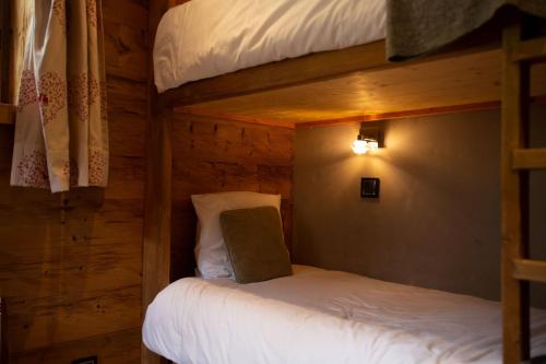 a bedroom with two bunk beds in a cabin at Le Bûcher d'Albert in Champagny-en-Vanoise