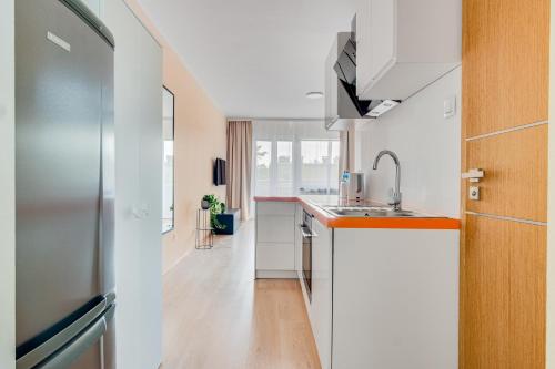uma cozinha com um lavatório e um frigorífico em Apartament Słoneczny em Kędzierzyn-Koźle