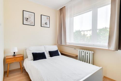 um quarto com uma cama e uma janela em Apartament Słoneczny em Kędzierzyn-Koźle