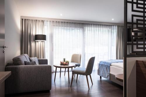 una camera d'albergo con letto, tavolo e sedia di Nuhr Medical - Hotel & Restaurant a Senftenberg