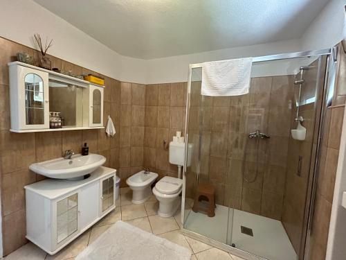 La salle de bains est pourvue d'une douche, de toilettes et d'un lavabo. dans l'établissement Soko holiday home Bihac, à Bihać