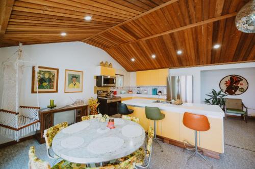 uma sala de estar com uma mesa e uma cozinha em 1970s retro vibe - The Creamsicle - Lake Huron Oliphant em Wiarton