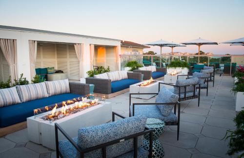 eine Terrasse mit Sofas, Tischen und Kerzen in der Unterkunft Courtyard by Marriott Hilton Head Island in Hilton Head Island
