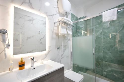 ローマにあるRohome Stayの洗面台、シャワー、鏡を備えたバスルーム