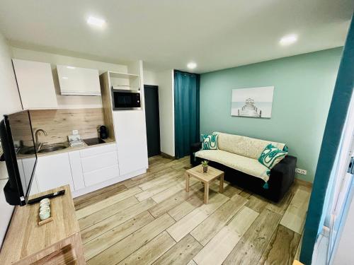 Kuchyň nebo kuchyňský kout v ubytování Studio piscine plages à pied