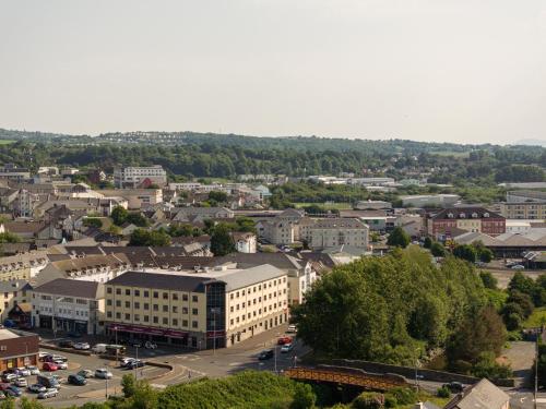 Pemandangan umum bagi Letterkenny atau pemandangan bandar yang diambil dari hotel