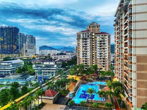 - une vue sur une ville avec de grands bâtiments et une piscine dans l'établissement 3BR 8PAX KL City Centre KLCC View Ampang Boulevard Condo, à Ampang