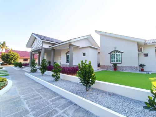 Un jardín fuera de Villa Dracaena Melaka With Swimming Pool, Hill View and 20 minutes to Town