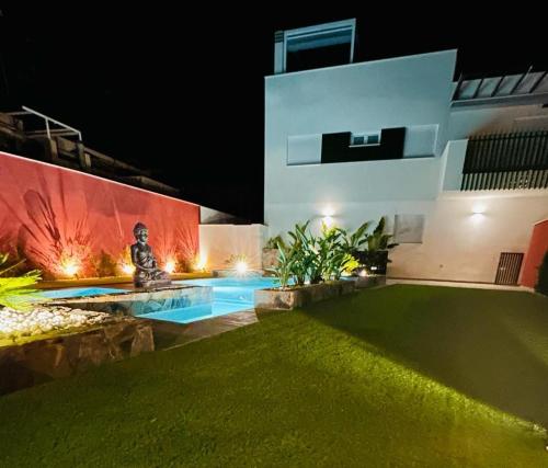 eine Villa mit Swimmingpool bei Nacht in der Unterkunft Apartment in Lo Pagán - San Pedro Del Pinatar- Rooftop - Swimming Pool - Beach 50m away ! in San Javier