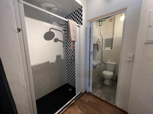 een badkamer met een douche en een toilet bij Fun Tiki Vibe Apartment / Charles Bridge / Netflix in Praag